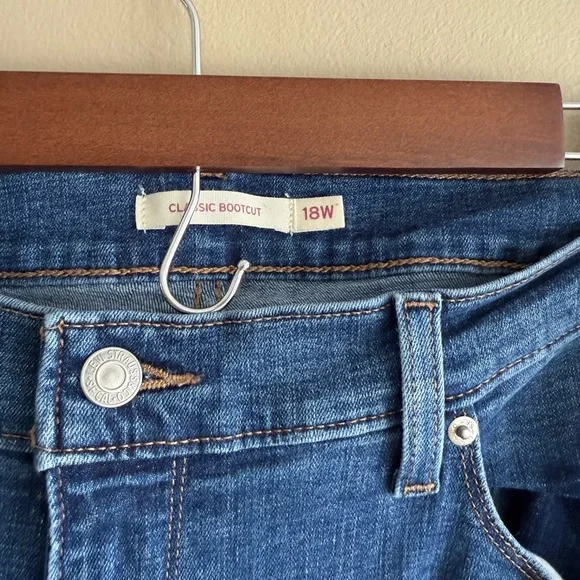 Levi's Women's Classic Bootcut Jeans - Picture 4 of 9